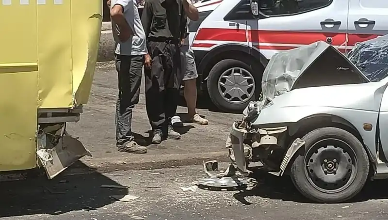 Halk Otobüsü ile Araç Çarpıştı: İki Yaralı, Olayın Sırrı Ne?