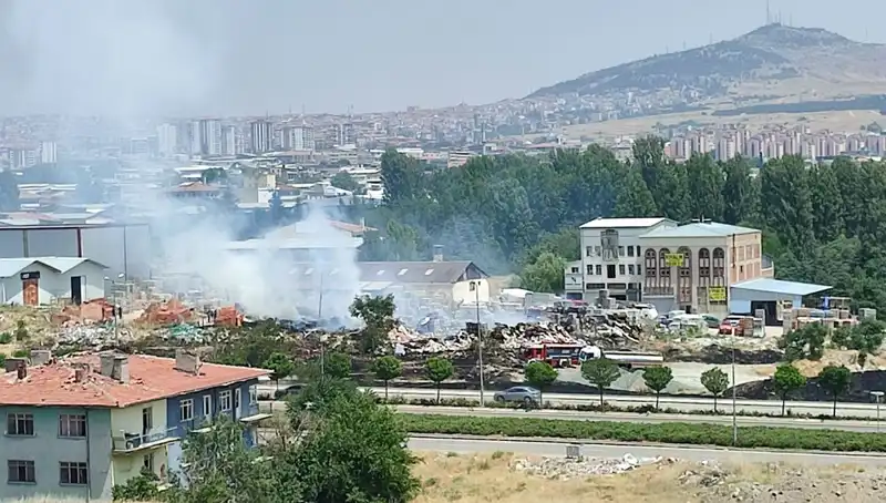 Otluk Alanda Patlak Veren Yangın, Depoyu Kül Etti!