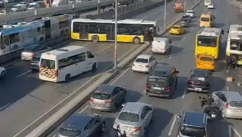 İETT Otobüsü İki Araca Çarptı: Trafik Kilitlendi, Yolda Kalan Yolcular Şokta!