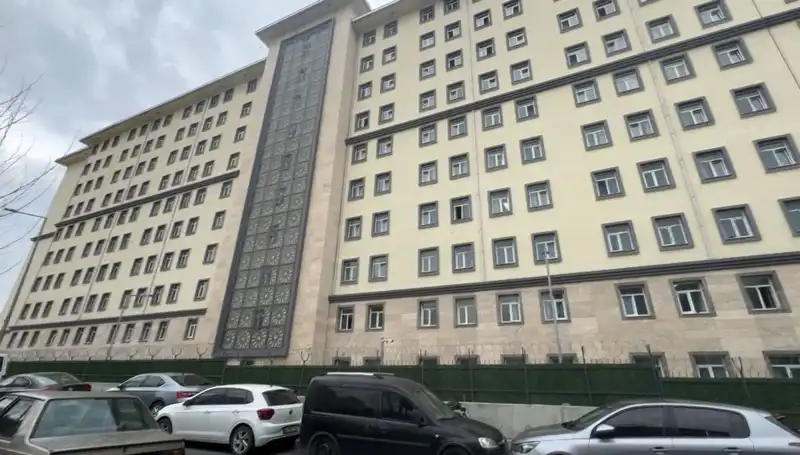 Kız Öğrenci Yurdunda Şok Olay! Takip Eden Kişi İçeri Girdi