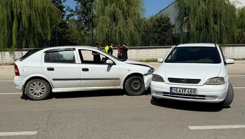 İki Otomobil Çarpıştı: İkisinin de Durumu Ciddi!