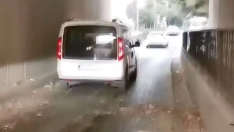 Trafik Kaosu: Beton Parçaları Araçların Üzerine Düştü! Olay Anı Korkuttu