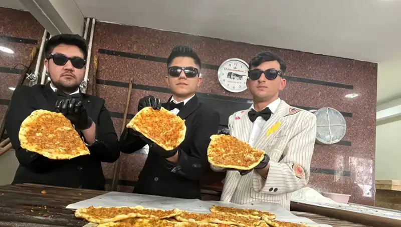 Takım Elbiseli Fırıncılar, Şehirde Sıra Dışı Görüntüyle Büyüledi