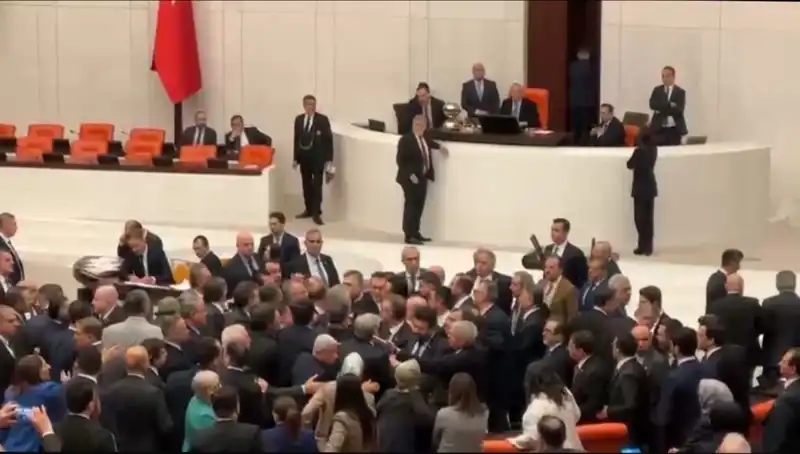 Mecliste Hararetli Anlar: Emekli İkramiyesi İçin Kavga Çıktı