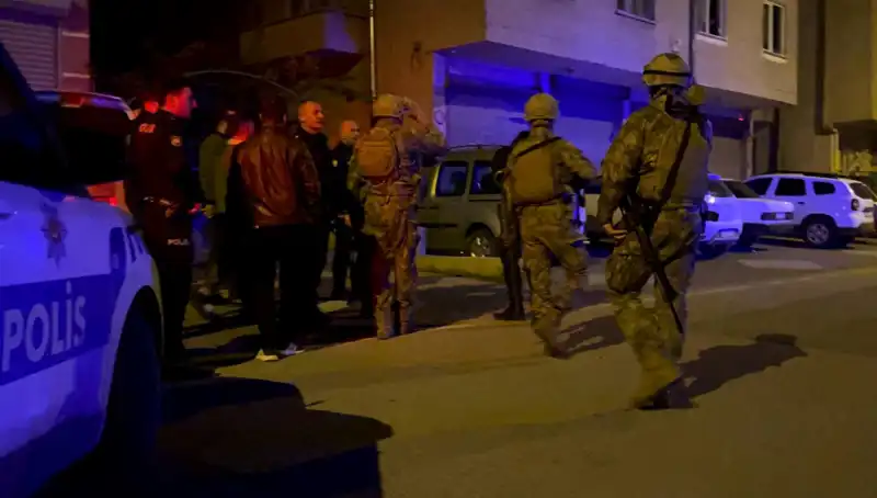 Evinde Tüfekle Ateş Açan Şahıs Polisi Karşısında Kendini Kilitledi