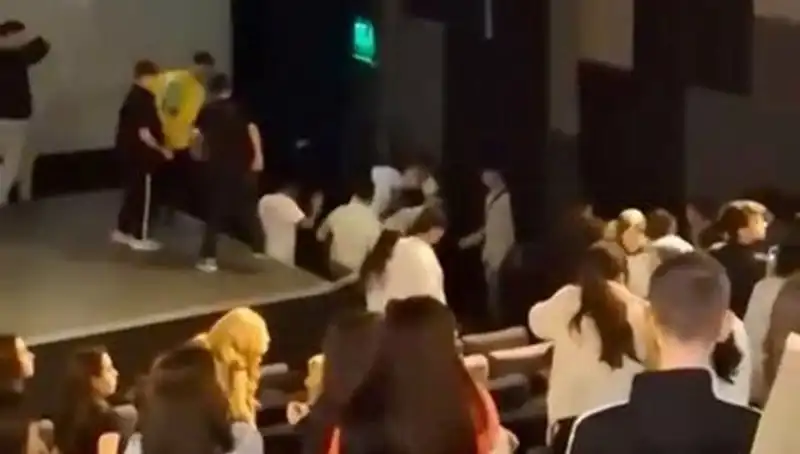 Çakal'ın Hayranları Arasında Kekeleme Nedenlerle Sıcak Tartışma Çıktı!