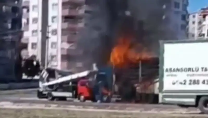 Alev Alev Yükselen TIR Yangını Yılın Olayı Oldu!