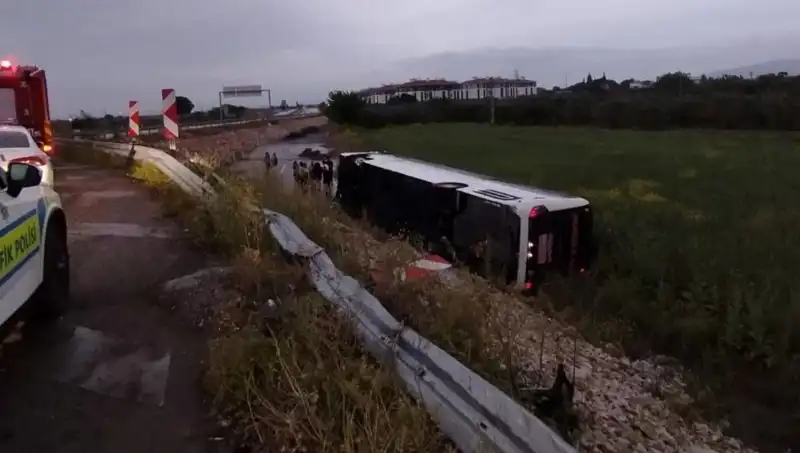 Manisa'da Yolcu Otobüsü Kazasında Korkunç Anlar! Yaralıların Sayısı Artıyor