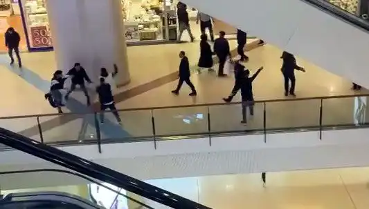 İstanbul'da Alışveriş Merkezinde Çıkan Kavga Gözleri Üzerine Çekti