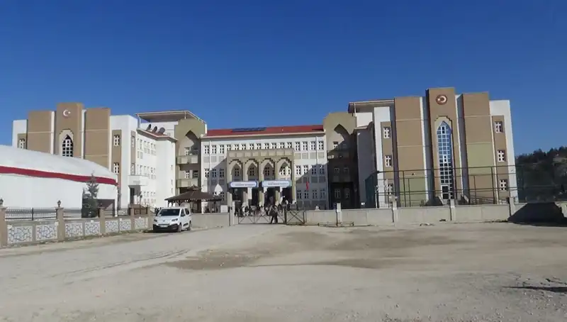 Ortaokulda Öğretmenden Öğrenciye Şiddet İddiası: Velilerin Tepkisi Büyüyor