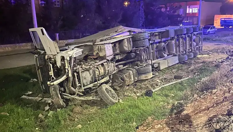 TIR Devrildi: Kazada 6 Kişi Yaralandı, Olayın Ayrıntıları Şaşırtıyor