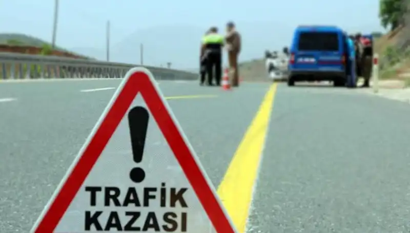 Otomobil ve Hafif Ticari Araç Çarpıştı: 6 Kişinin Hayatı Kayıplara Karıştı