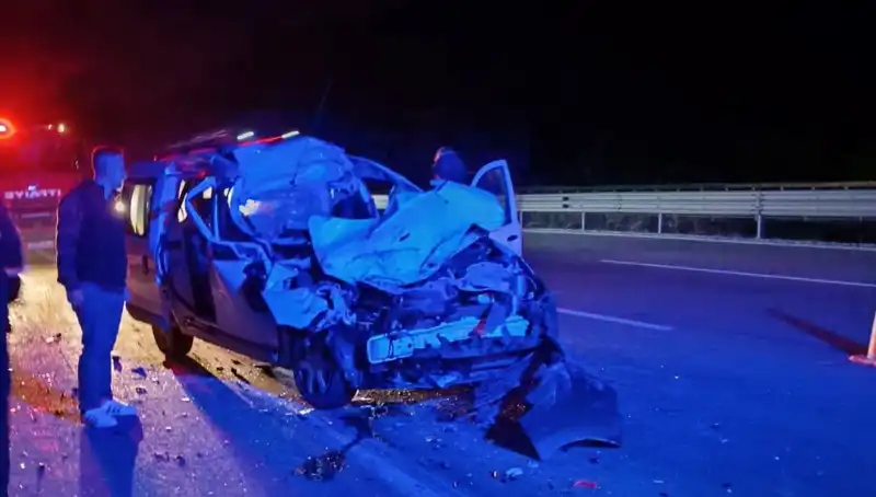 Otoyolda TIR’a Çarpan Araç Feci Bir Şekilde Hurdaya Döndü!