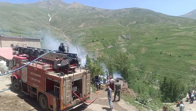 Van'da Şok Edici Yangın: Bir Çocuk Hayatını Kaybetti