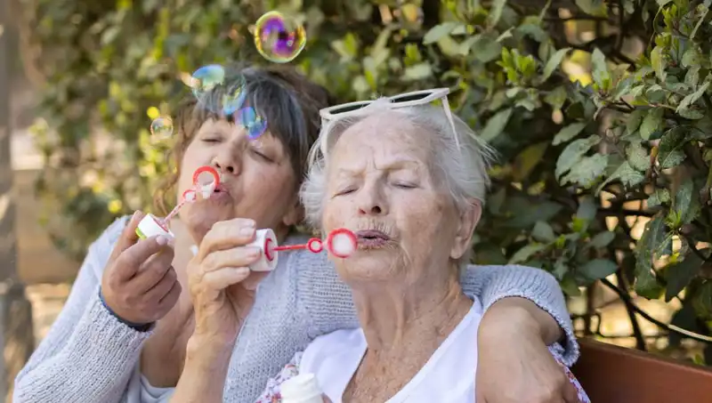 100 Yaşındaki İki Kadın Uzun Yaşamın Sırrını Açıkladı: Diyet ve Egzersiz Değil!