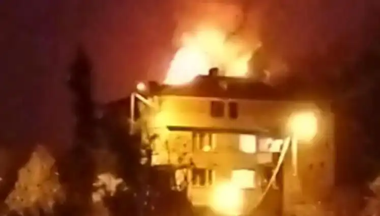 Saman Yüklü Çatı Alev Alev Yandı, Mahalle Halkı Sokaklarda İsyan Etti!