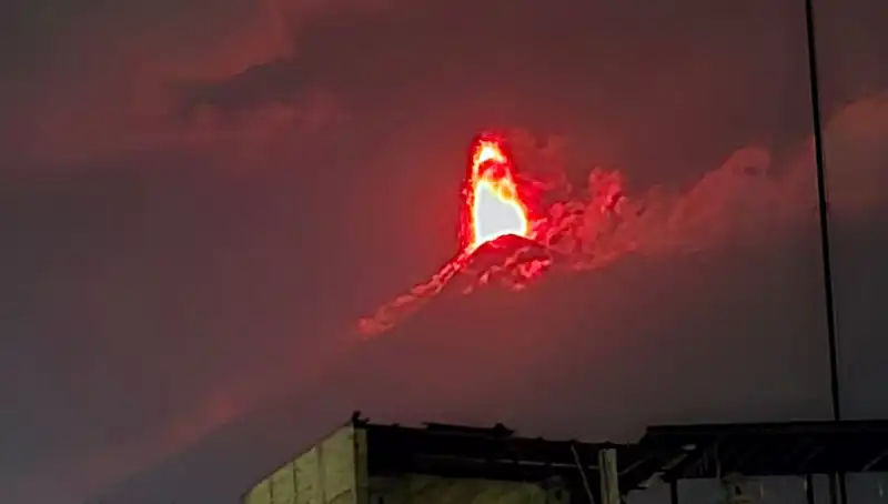 Fuego Yanardağı'ndan Korkutucu Patlama: 30 Bin Kişi Tahliye Ediliyor