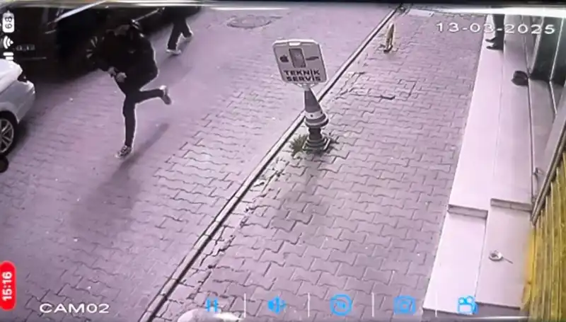İstanbul Sokaklarında Silahlı Saldırı: Bacağından Vurulan Kurban Kim?