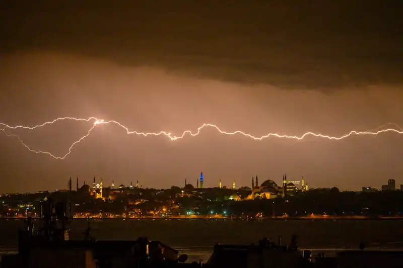İstanbul'da Hava Sıcaklıkları 22 Derece Birden Düşüyor! Yeni Haftada Kar Beklentisi