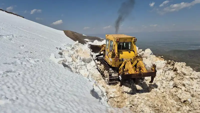 Nisan'da 2 Metreyi Aşan Karla Mücadele: Yol Açma Çalışmaları Başlıyor
