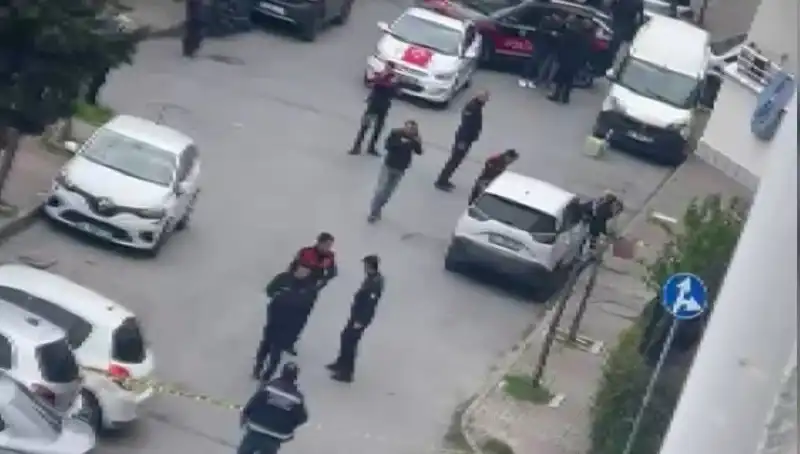 Yolda yürüyen bir adam kurşun yağmuruna tutuldu: Olayın detayları şok etti!