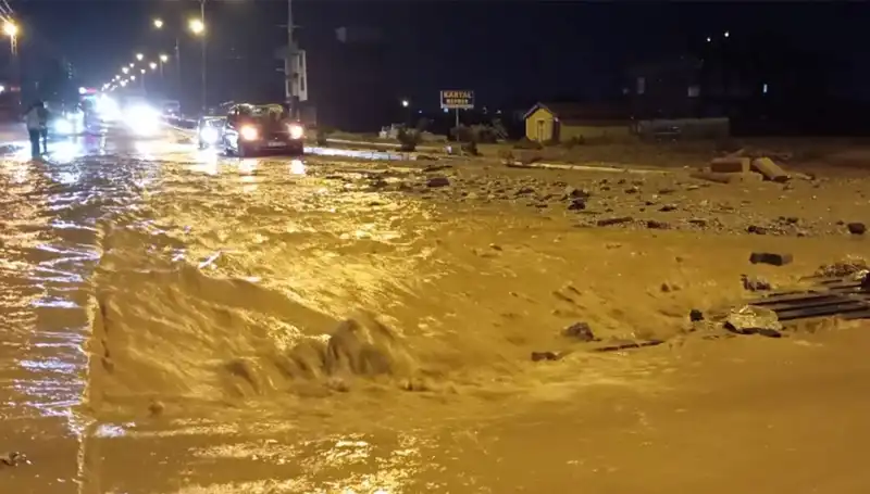 Konya ve Ankara'da Aniden Bastıran Sel Felaketi Büyük Hasara Yol Açtı