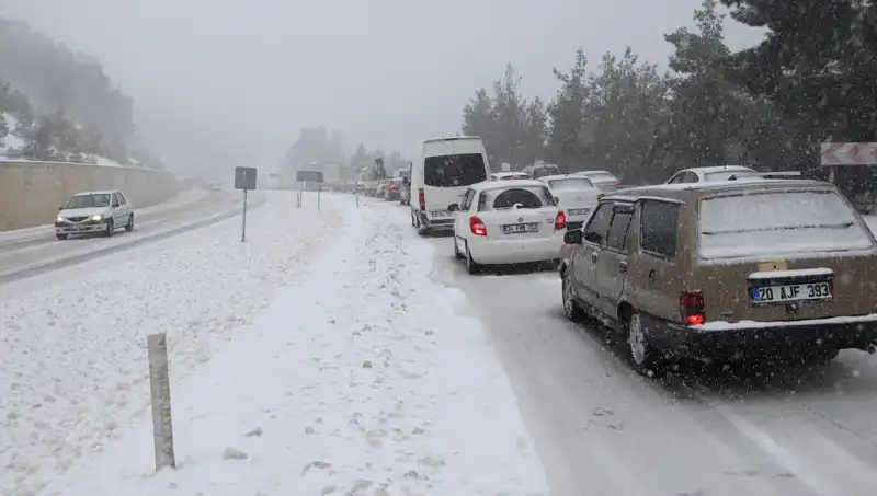 Denizli-Antalya Karayolu'nda Kar Yağışı Trafiği Felç Etti!
