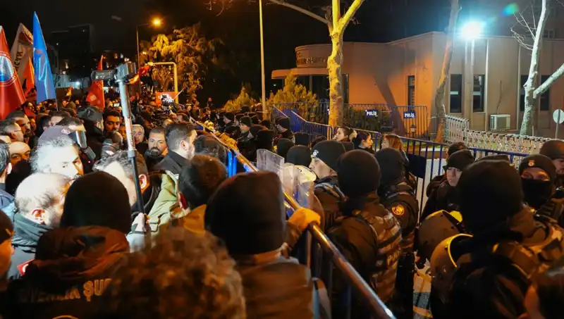 İmamoğlu Protestolarında Gerilim Tırmanıyor: 16 Polis Yaralandı, 53 Gözaltı!