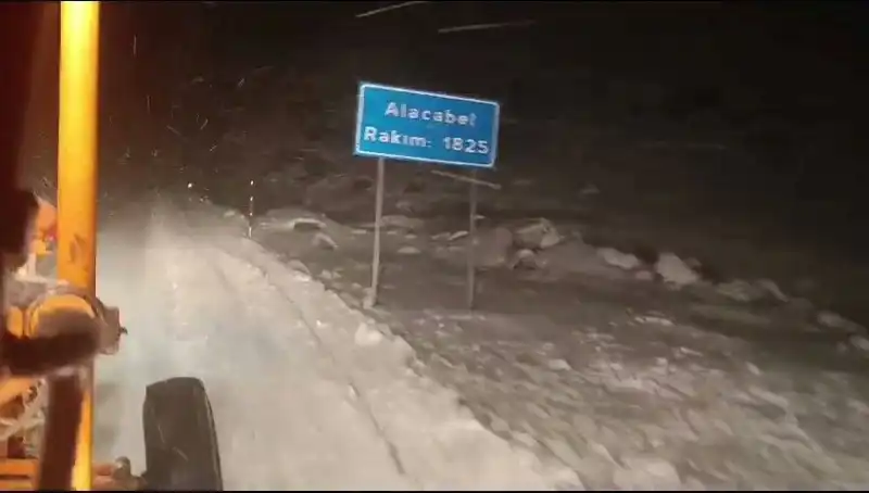 Antalya'da Beklenmedik Kar Yağışı Şehri Büyüledi!
