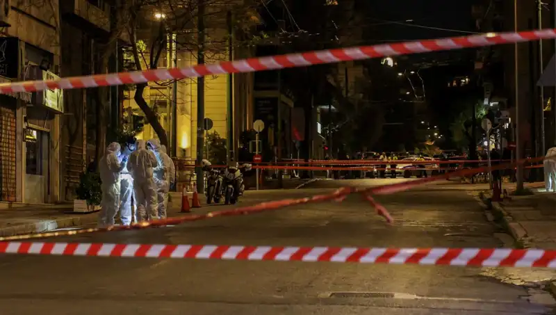 Atina'da Şüpheli Çanta Patladı: Panik ve Kaos Dolu Anlar