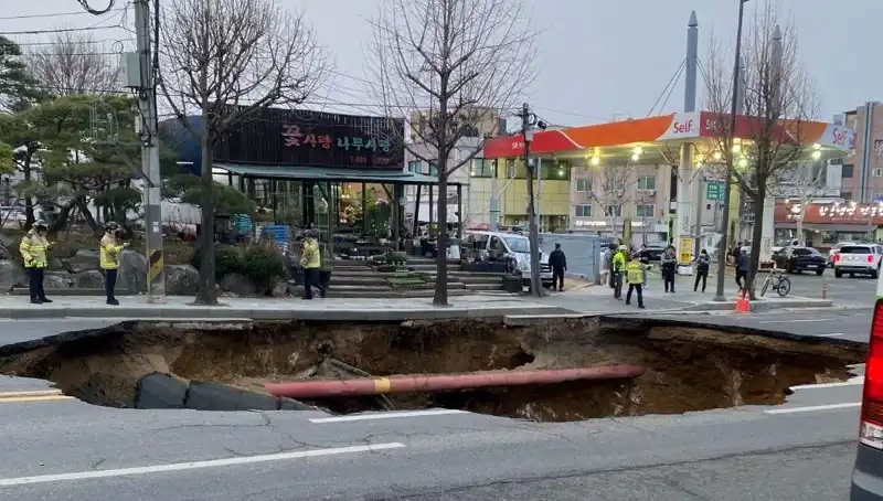 Güney Kore’deki Dev Çukur Motosiklet Aniden Yuttu: Olay Duygusal Anlar Yaşatıyor
