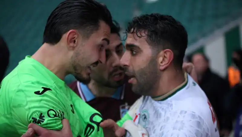 Konyaspor-Trabzonspor Maçında Gerilim Tırmandı: Futbolcular Birbirine Girdi!