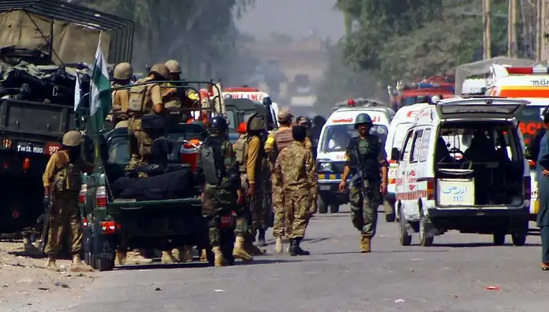 Pakistan'da Camiye Yapılan Bombalı Saldırı: Dört Yaralı ve Korku Dalgası