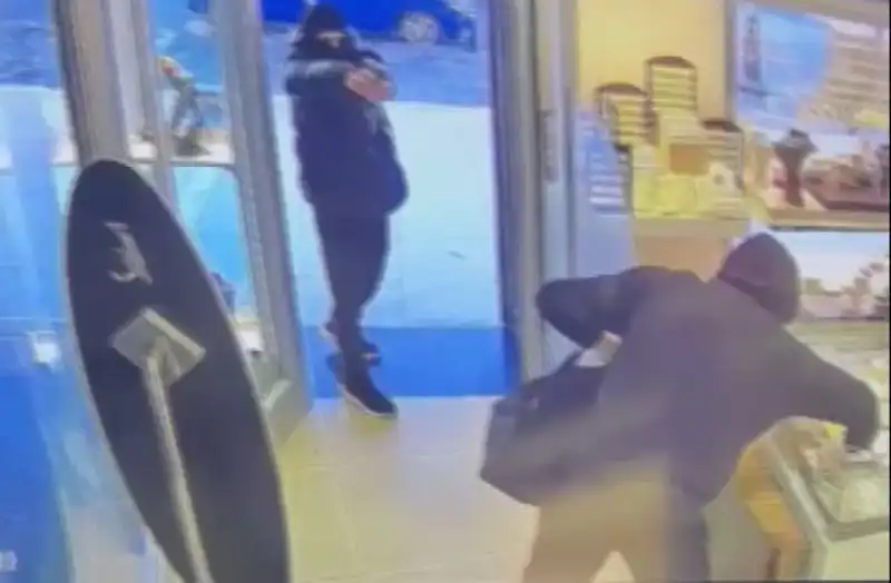 Ümraniye'de Maskeli Soyguncuların Cesur Girişimi: Güvenlik Kameraları Kayıtta