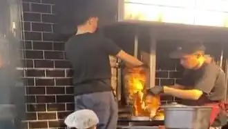Pişmiş Tavuk Dönerin Üzerine Çiğ Et Koyma Skandalı: İnceleme Başlatıldı!