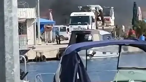 Tuzla’daki Balıkçı Barınağında Büyük Lastik Yangını: Neler Oldu?