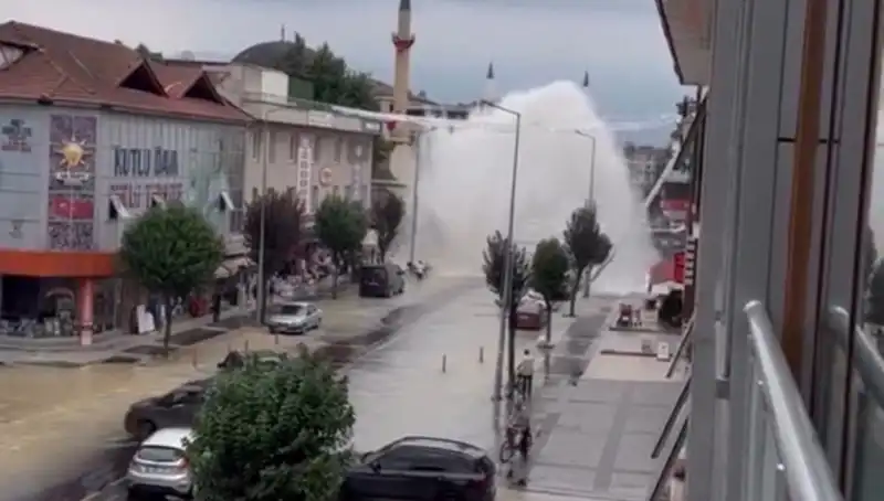 İçme Suyu Hattı Patladı: Şehir Merkezinde Görülmemiş Su Fışkırması