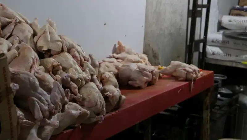 Döner İmalathanesinde Şok Eden Görüntüler: Temizlik mi yoksa Sağlık Tehlikesi mi?